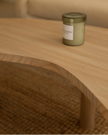 Tavolo da centro in legno massello con forme organiche in tonalità di rovere medio di varie dimensioni