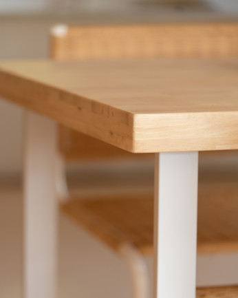 Tavolo da pranzo in legno massello di tonalità naturale con gambe in ferro bianco di 140x80cm.