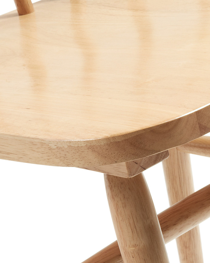 Sedie realizzate con legno massello di gomma verniciato in tonalità naturale di 89x43cm