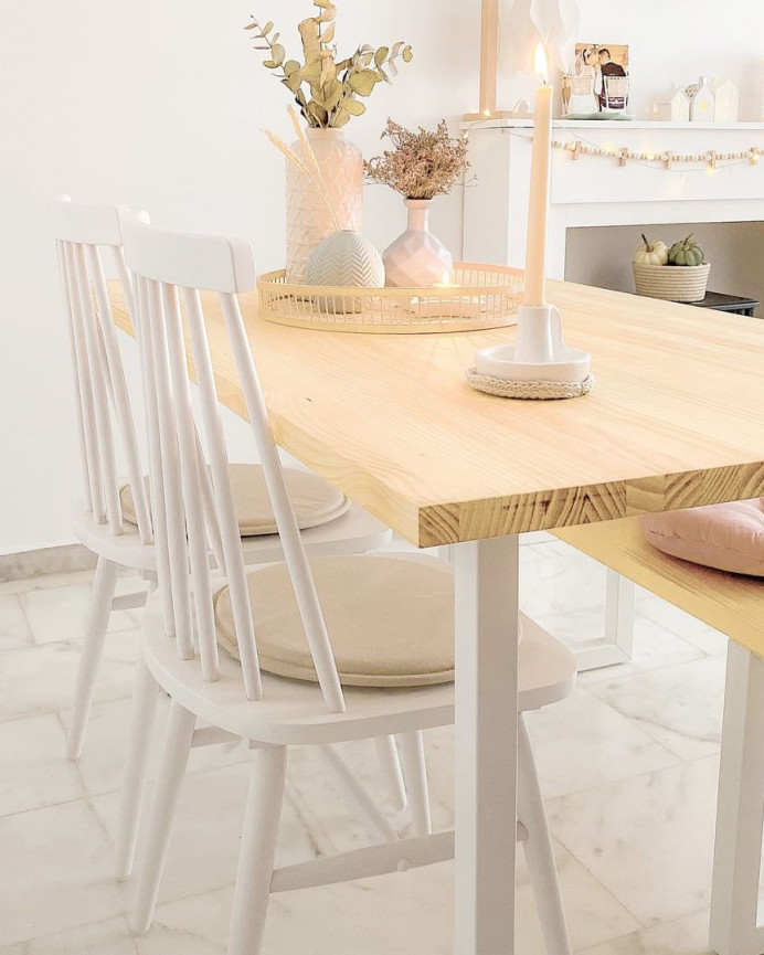 Sedie realizzate in legno massello di gomma verniciato in bianco di dimensioni 89x43cm.