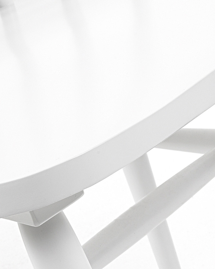 Sedie realizzate in legno massello di gomma verniciato in bianco di dimensioni 89x43cm.