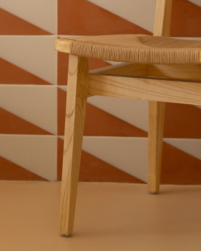 Sedie con struttura in legno di olmo e seduta in fibra naturale di 81x42cm