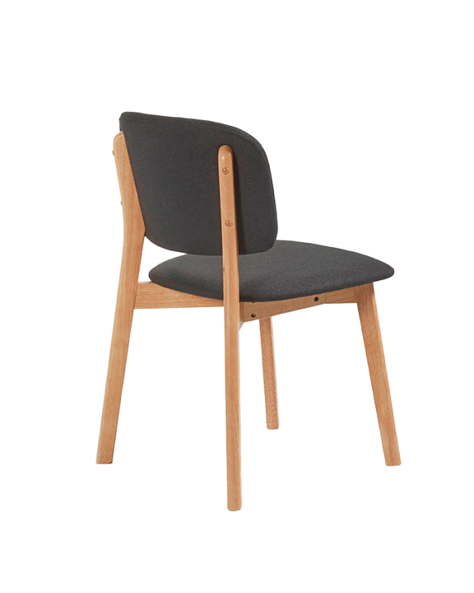 Sedia in legno massello con seduta imbottita in tonalità naturale di 79cm