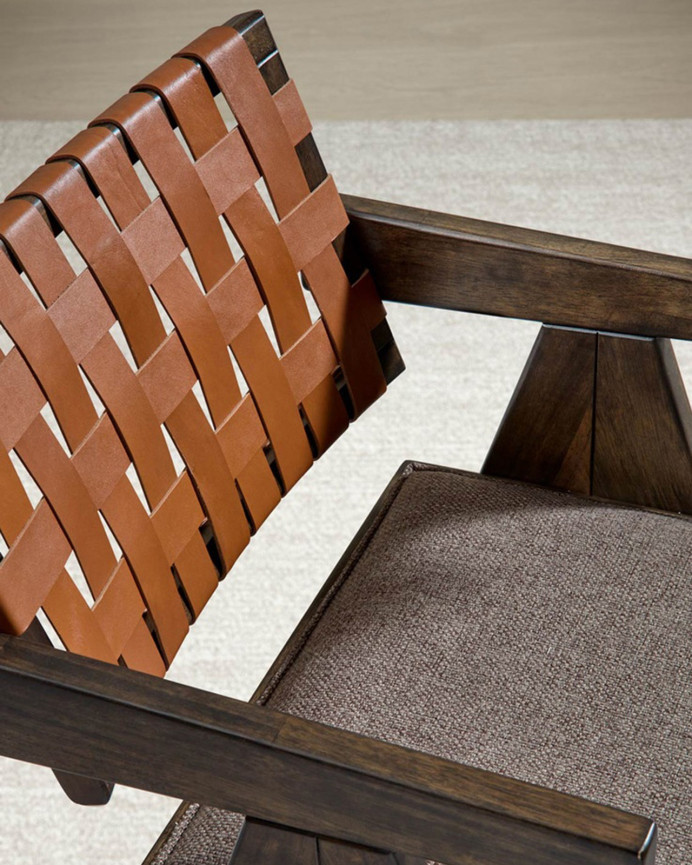 Sedia in legno massello con schienale intrecciato in tonalità noce di 80cm.