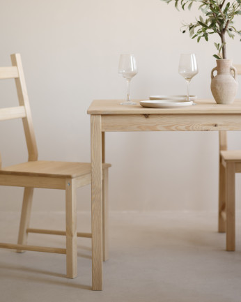 Set tavolo da pranzo e 4 sedie in legno massello in tono di rovere medio da 120cm.