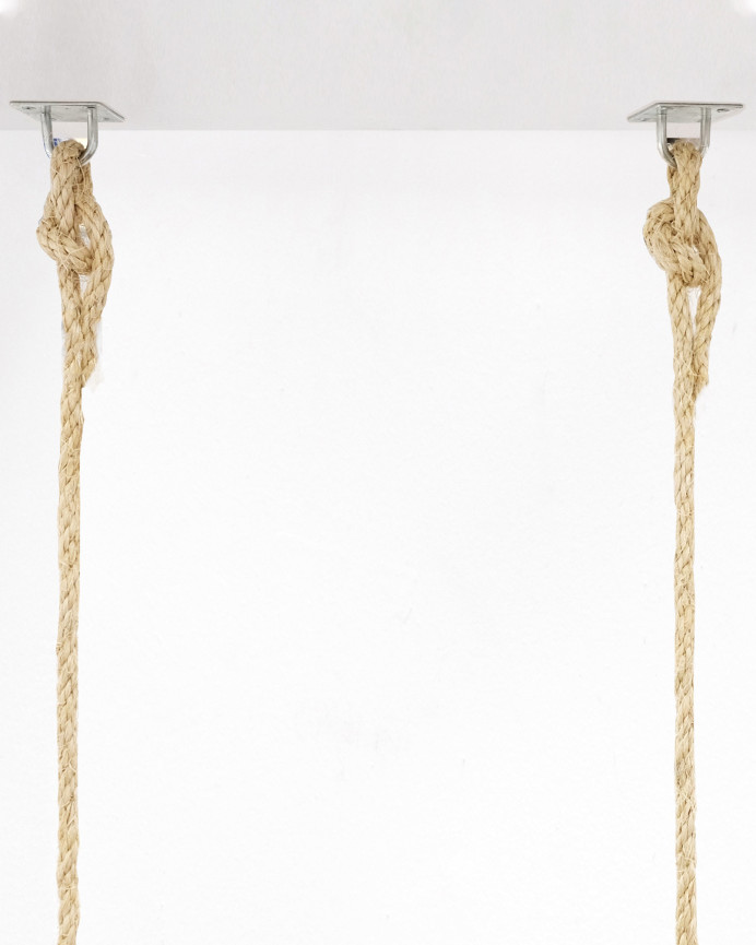 Mensole sospese realizzate con legno massello e corda di sparto in tonalità naturale di varie misure.