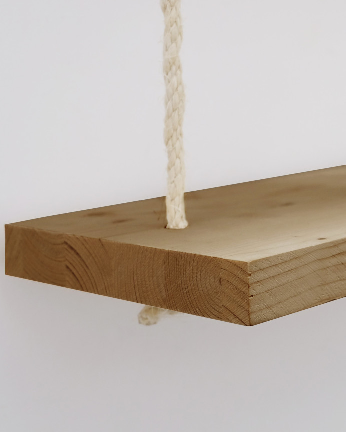 Mensole sospese realizzate in legno massello e corda di sparto in tonalità di rovere scuro di varie dimensioni