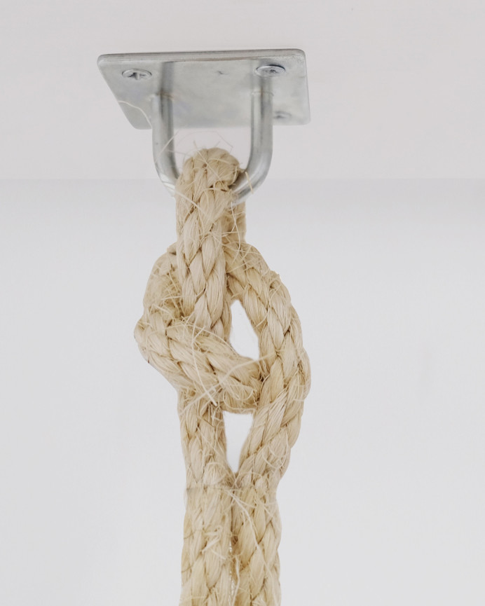 Mensole sospese realizzate con legno massello e corda di sparto in tonalità naturale di varie misure.