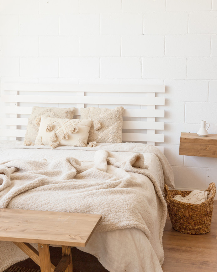 Testata del letto in legno massello in tono bianco di varie dimensioni