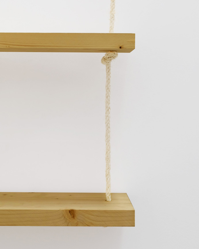 Libreria sospesa realizzata in legno massello e corda di sparto in tonalità d'ulivo di varie dimensioni