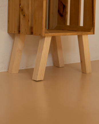 Comodino in legno massello color oliva di 66x25,5cm