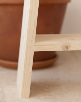 Comodino o ausiliario in legno massello in tonalità naturale di 45x39cm.