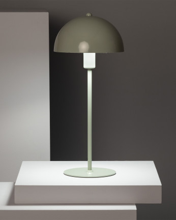Lampada da tavolo realizzata in alluminio di colore verde.