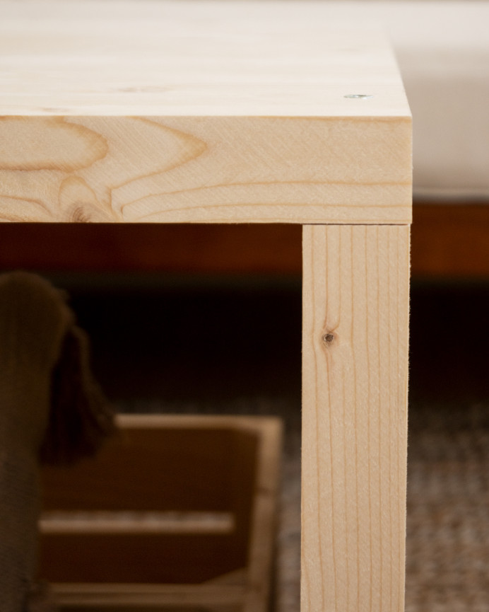 Tavolino in legno massello in tono naturale con ruote di 120x45cm