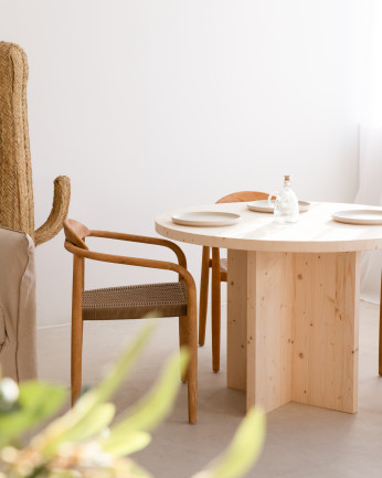 Tavolo da pranzo rotondo in legno massello in tono naturale di Ø110