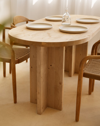 Tavolo da pranzo ovale in legno massello di tonalità quercia media di varie dimensioni