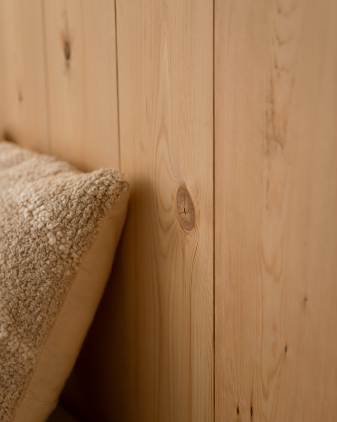 Testata del letto in legno massello in tonalità di rovere medio di varie misure