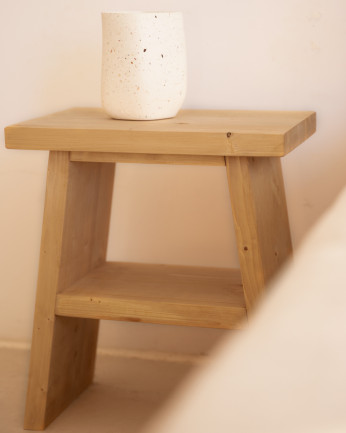 Comodino o tavolino in legno massello in tonalità rovere medio di 45x39cm