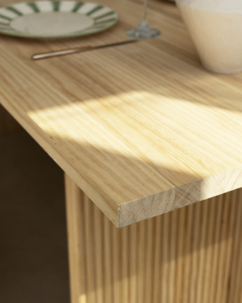 Tavolo da pranzo in legno massello in tonalità di rovere medio di varie dimensioni