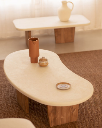 Tavolo da centro in microcemento di forme organiche con tre gambe in legno di rovere scuro di 120cm