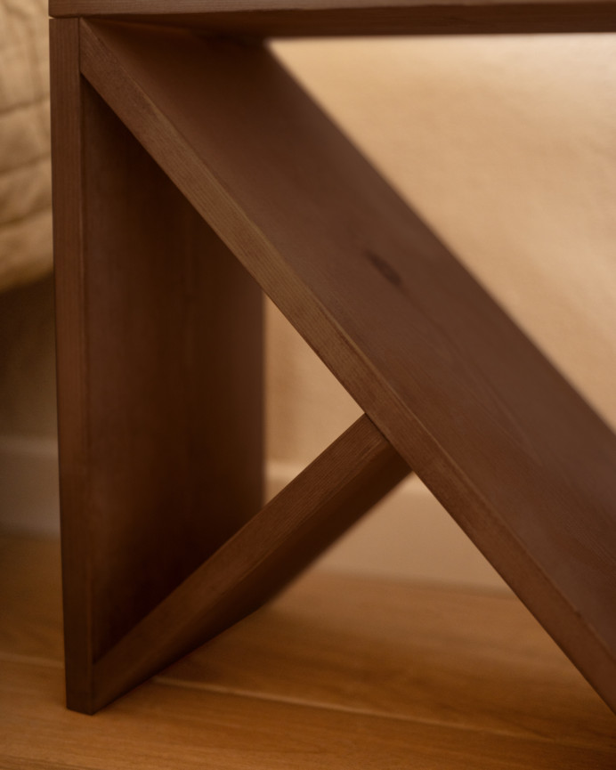 Comodino o tavolino ausiliario in legno massello color noce di varie dimensioni.