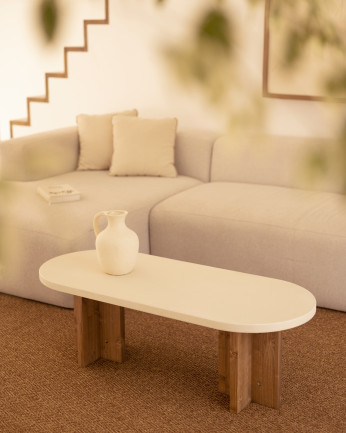 Tavolino da salotto in microcemento di colore bianco rottura con gambe in legno colore rovere scuro di 120x40cm.