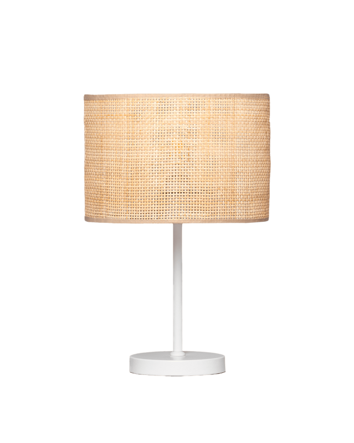 Lampada da tavolo realizzata con base metallica di colore bianco e paralume in rattan.