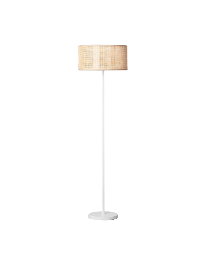 Lampada da terra realizzata con base metallica di colore bianco e paralume in rattan.