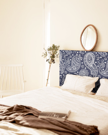 Testata di letto in legno massello con stampa motivo Paisley blu decapato in varie misure