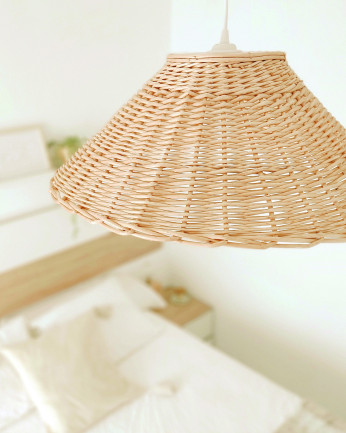 Lampada da soffitto realizzata in vimini naturale in diverse misure.