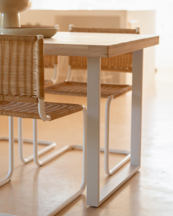 Tavolo da pranzo in legno massello di tonalità naturale con gambe in ferro bianco di 140x80cm.