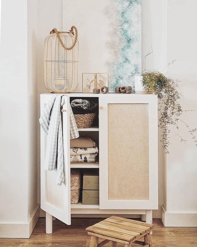 Credenza in legno massello e tessuto di lino a 2 ante in tono bianco 100x80cm