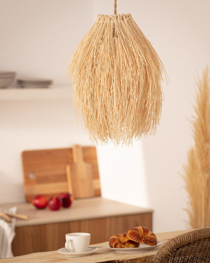 Lampada da soffitto realizzata in rattan.