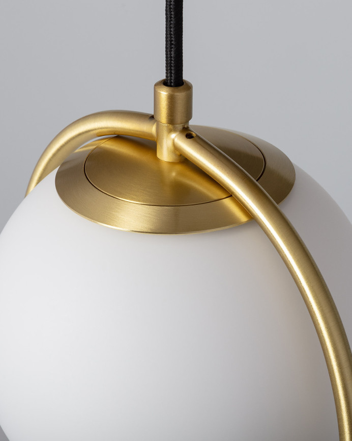 Lampada da soffitto con una struttura metallica color oro e un vaso di vetro.