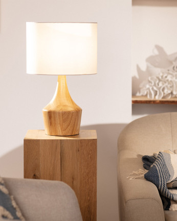 Lampada da tavolo realizzata con base in legno e paralume in tessuto bianco.