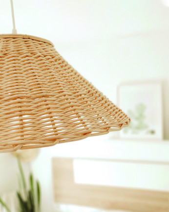 Lampada da soffitto realizzata in vimini naturale in diverse misure.