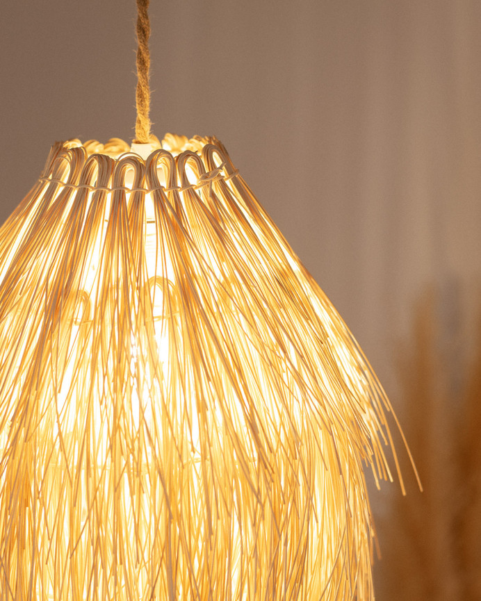 Lampada da soffitto realizzata in rattan.