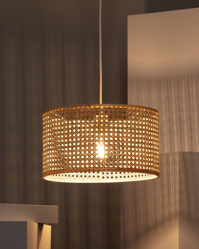 Lampada da soffitto realizzata con intreccio di rattan.