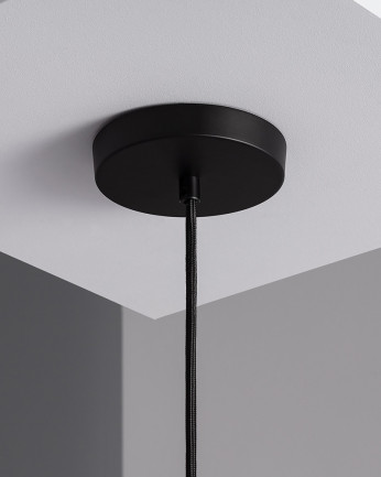 Lampada da soffitto realizzata con alluminio esterno di colore bianco e interno di colore rame.