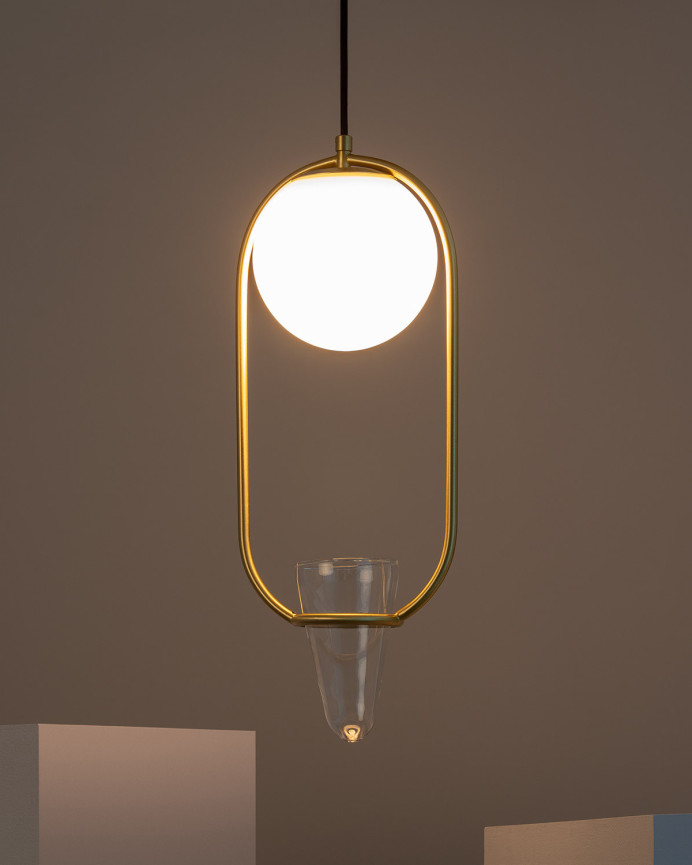 Lampada da soffitto con una struttura metallica color oro e un vaso di vetro.