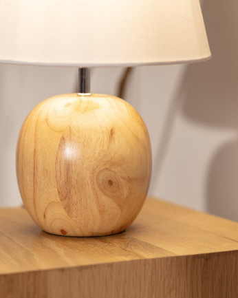 Lampada da tavolo realizzata con base in legno e paralume in tessuto di colore bianco.