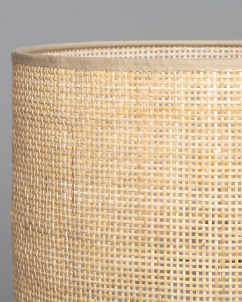 Lampada da tavolo realizzata con base metallica di colore bianco e paralume in rattan.