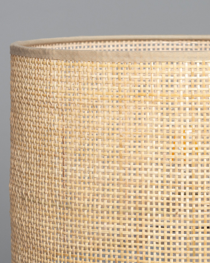 Lampada da tavolo realizzata con base metallica di colore bianco e paralume in rattan.