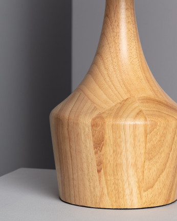 Lampada da tavolo realizzata con base in legno e paralume in tessuto bianco.