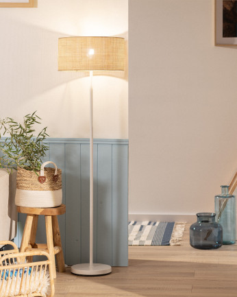 Lampada da terra realizzata con base metallica di colore bianco e paralume in rattan.