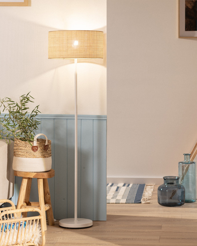 Lampada da terra realizzata con base metallica di colore bianco e paralume in rattan.