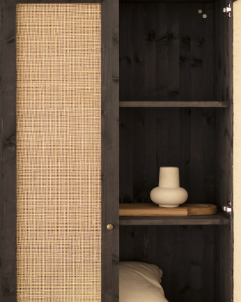 Armadio in legno massello e midollo di rattan in tonalità nera di 180x80 cm