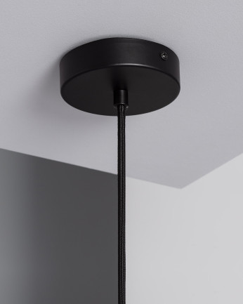 Lampada da soffitto con intreccio di corda di canapa naturale.