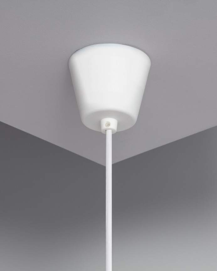 Lampada da soffitto realizzata con intreccio di carta