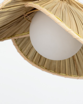 Lampada da soffitto realizzata con fibre naturali.